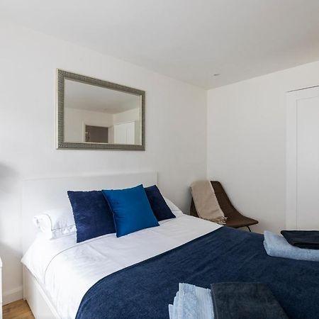 Gorgeous Modern Apartment Near Redhill Station Inc Private Garden & Parking Esterno foto