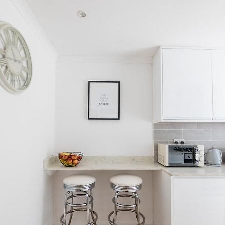 Gorgeous Modern Apartment Near Redhill Station Inc Private Garden & Parking Esterno foto
