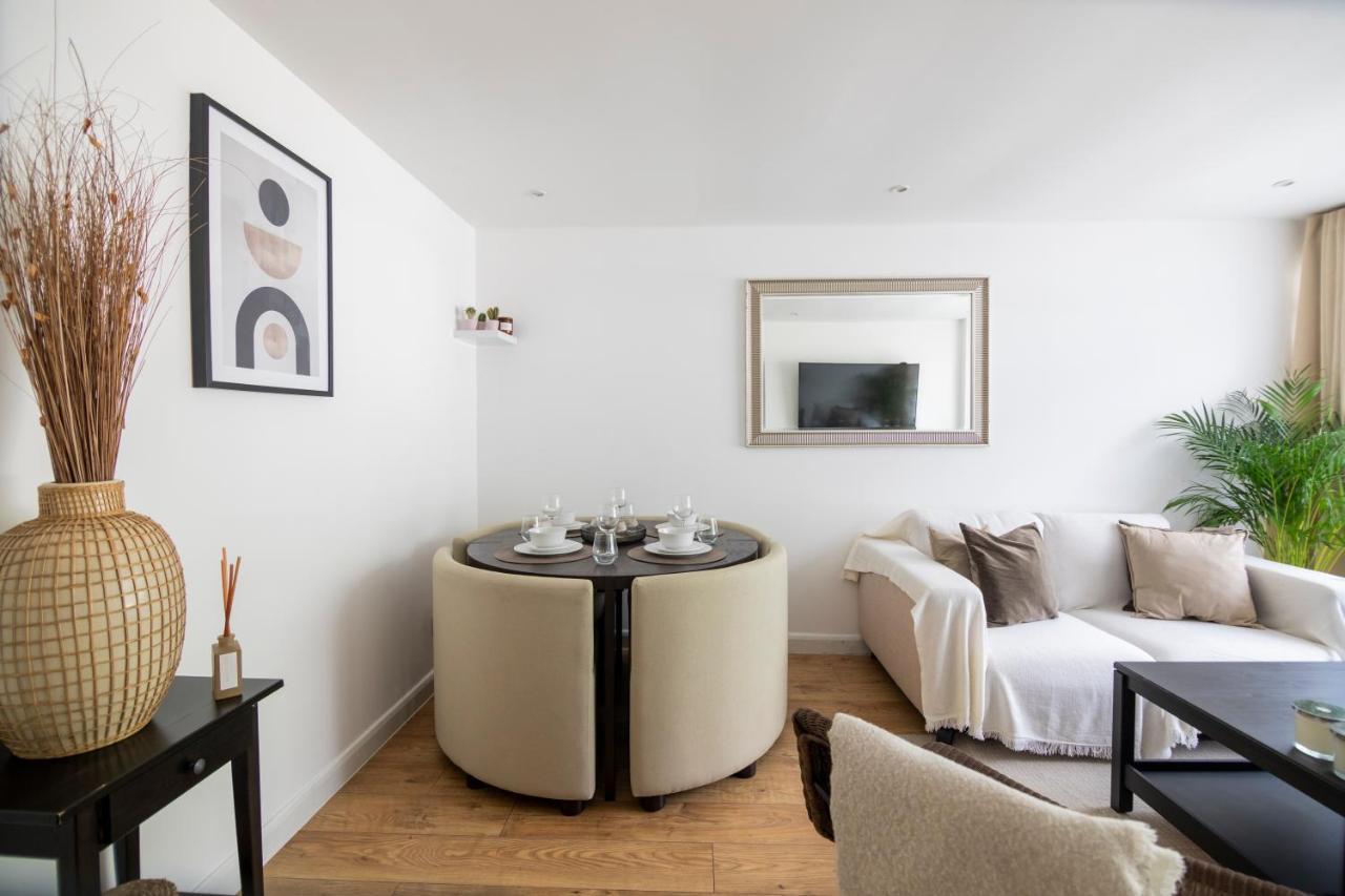 Gorgeous Modern Apartment Near Redhill Station Inc Private Garden & Parking Esterno foto
