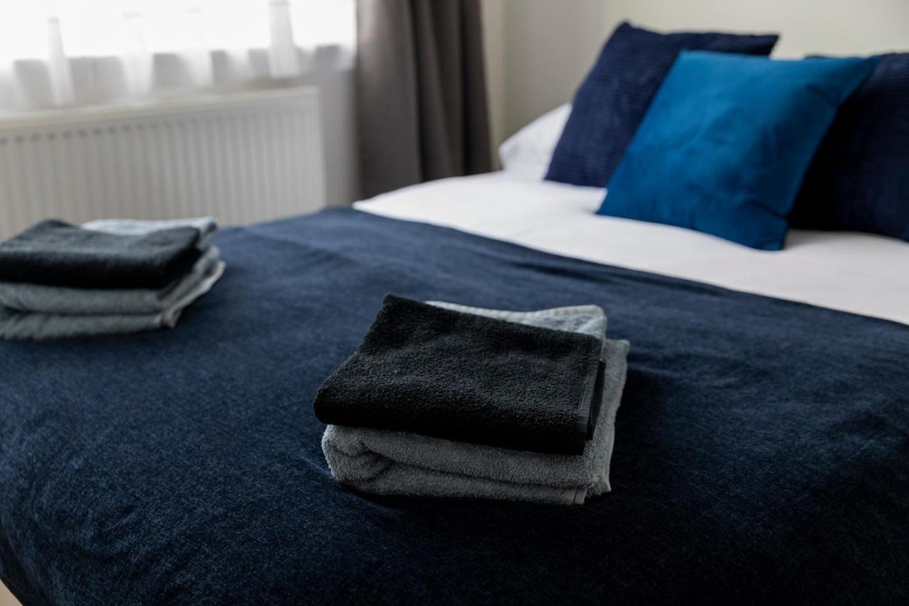 Gorgeous Modern Apartment Near Redhill Station Inc Private Garden & Parking Esterno foto