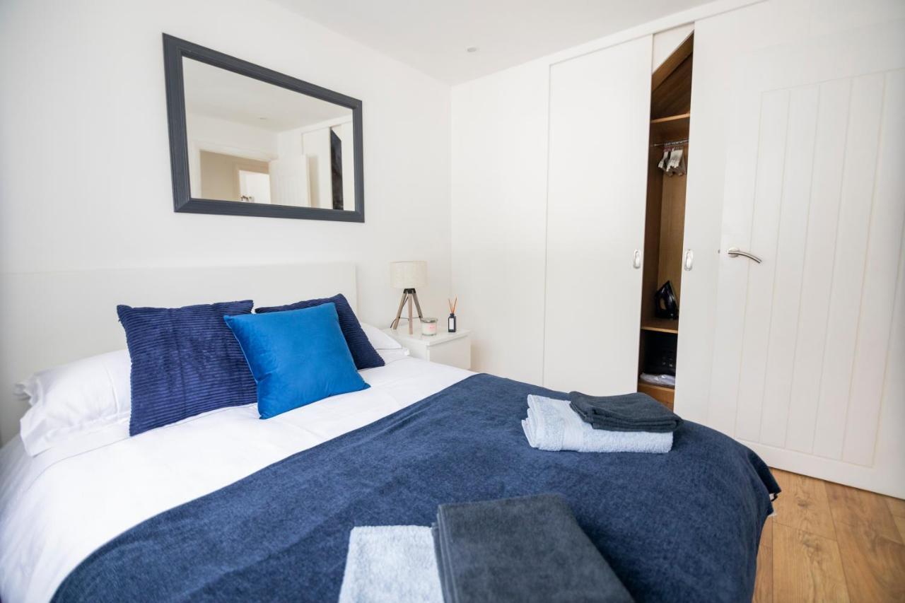 Gorgeous Modern Apartment Near Redhill Station Inc Private Garden & Parking Esterno foto