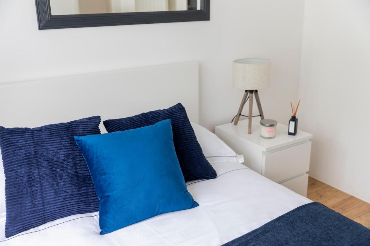 Gorgeous Modern Apartment Near Redhill Station Inc Private Garden & Parking Esterno foto