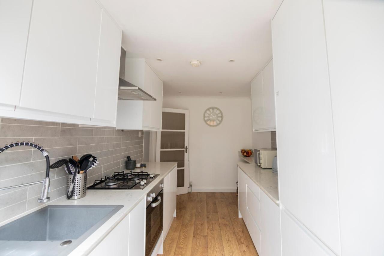 Gorgeous Modern Apartment Near Redhill Station Inc Private Garden & Parking Esterno foto