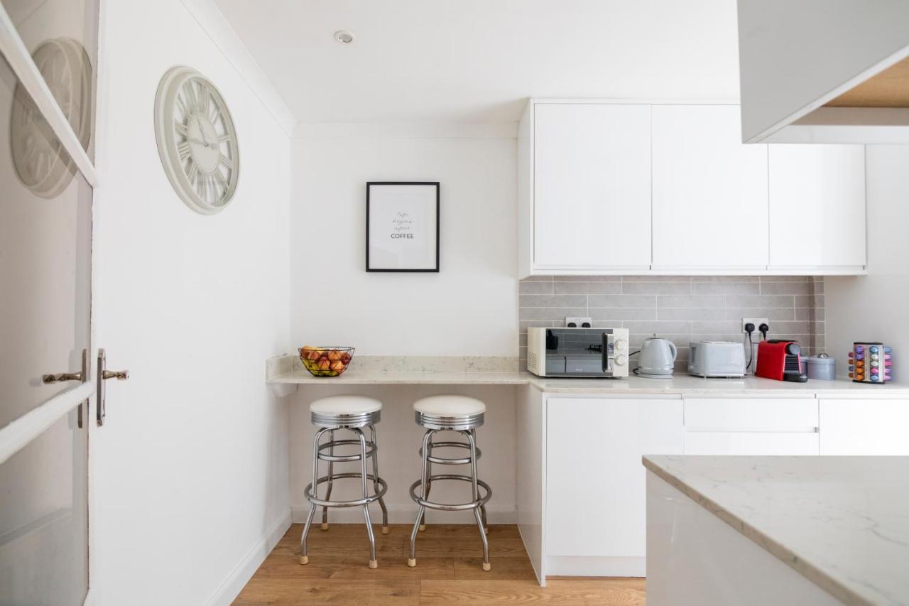 Gorgeous Modern Apartment Near Redhill Station Inc Private Garden & Parking Esterno foto