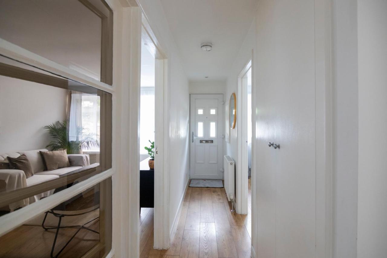 Gorgeous Modern Apartment Near Redhill Station Inc Private Garden & Parking Esterno foto