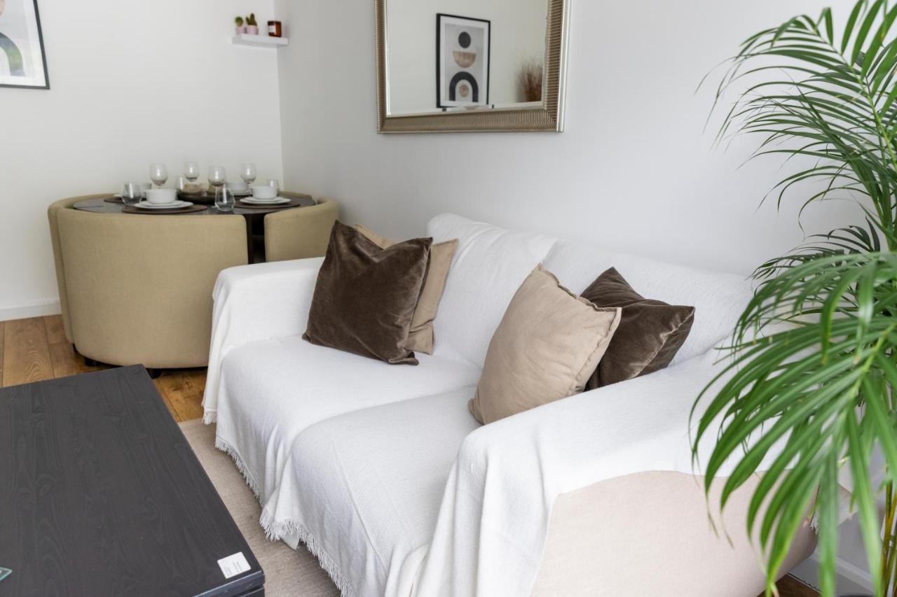 Gorgeous Modern Apartment Near Redhill Station Inc Private Garden & Parking Esterno foto